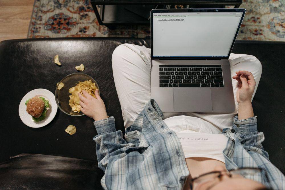 ilustrasi makan junk food (pexels.com/Pavel Danilyuk)