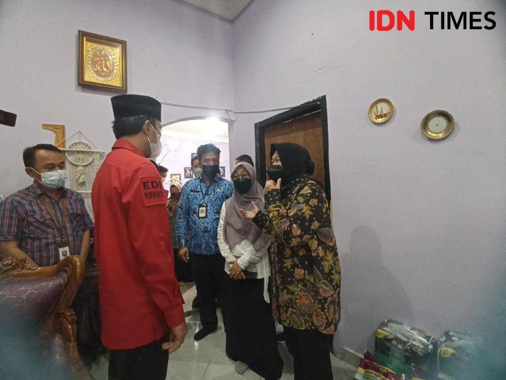 Kunjungan Menteri Sosial Tri Rismaharini bersama dengan DPD PDI Perjuangan Provinsi Jambi Edi Purwanto ke Rumah Masyarakat Disabilitas di Telanaipura, Kota Jambi, Kamis (17/3/2022). (IDN Times/Lia Hutasoit)