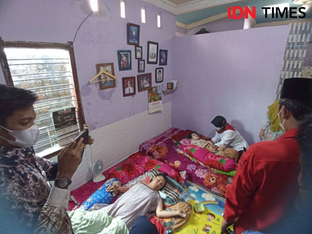 Kunjungan Menteri Sosial Tri Rismaharini bersama dengan DPD PDI Perjuangan Provinsi Jambi Edi Purwanto ke Rumah Masyarakat Disabilitas di Telanaipura, Kota Jambi, Kamis (17/3/2022). (IDN Times/Lia Hutasoit)