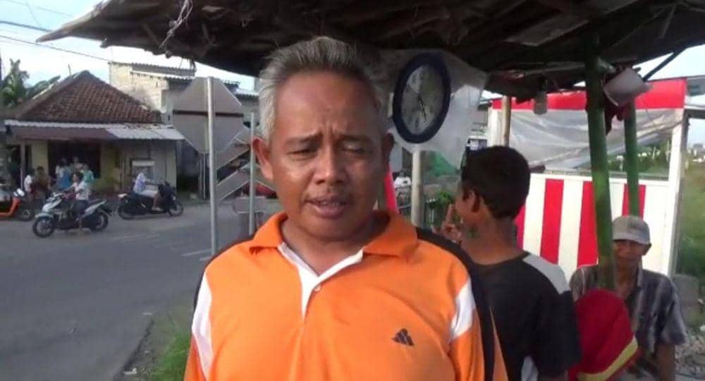 Saiful Amin, salah satu warga yang menjaga perlintasan kereta api di Desa Segodorejo. IDN Times/Zainul Arifin