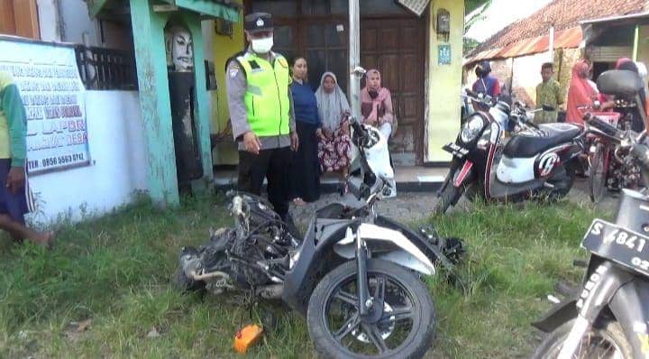 Kondisi kendaraan sepeda motor milik korban rusak parah. IDN Times/Zainul Arifin