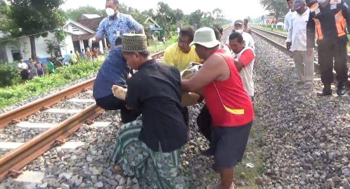 Warga mengevakuasi jenazah korban tertabrak kereta api Sritanjung di Segodorejo Jombang. IDN Times/Zainul Arifin