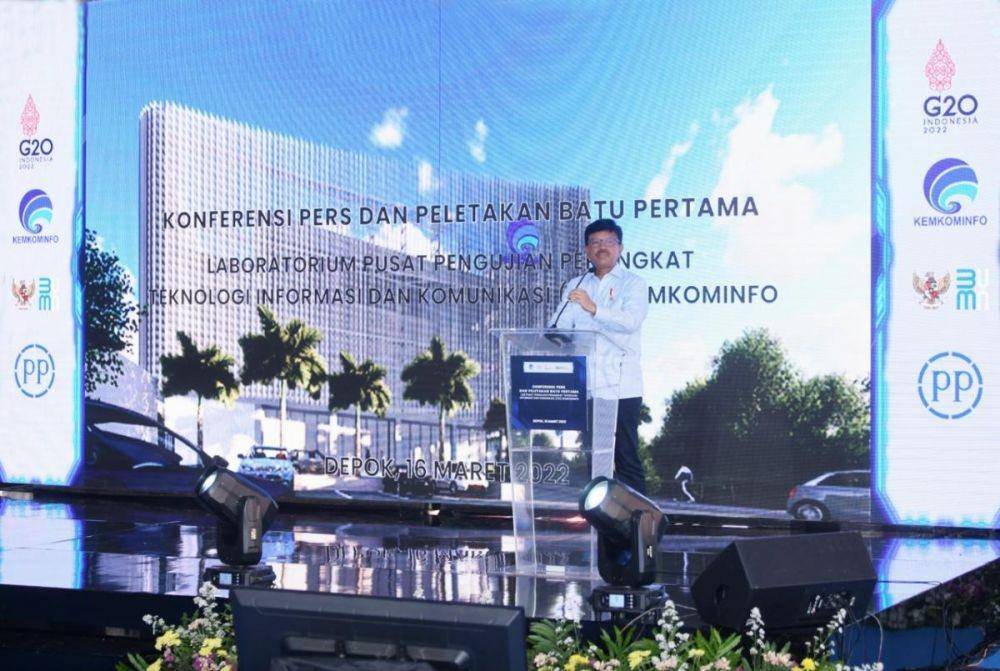 Menteri Komunikasi dan Informatika, Johnny G. Plate dalam acara Peletakan Batu Pertama atau Groundbreaking Pengembangan Pusat Pengujian Perangkat TIK di Tapos, Depok, Jawa Barat, Rabu (16/03/2022). (dok. Kemkominfo)
