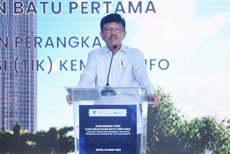 Menteri Komunikasi dan Informatika, Johnny G. Plate dalam acara Peletakan Batu Pertama atau Groundbreaking Pengembangan Pusat Pengujian Perangkat TIK di Tapos, Depok, Jawa Barat, Rabu (16/03/2022). (dok. Kemkominfo)