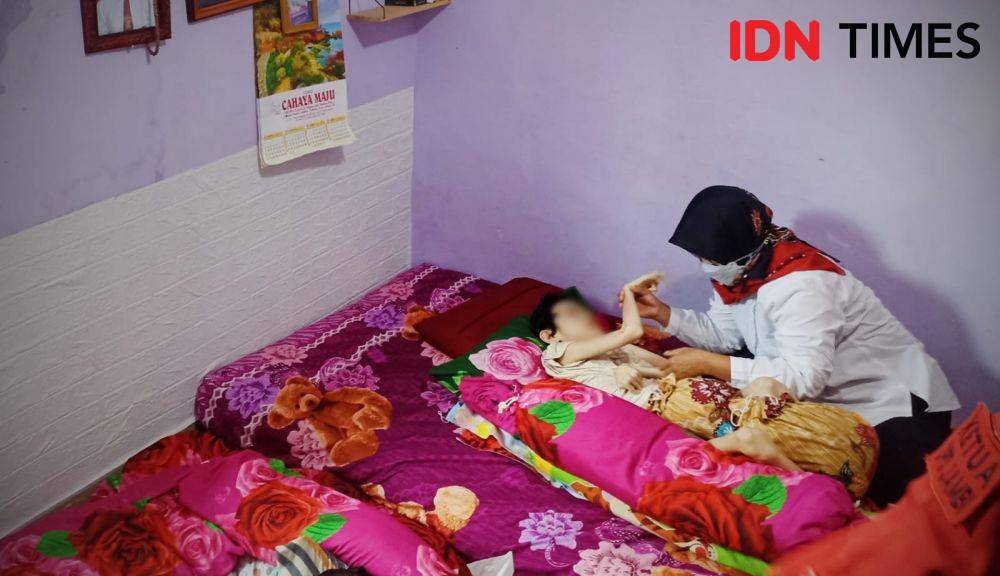 Kunjungan Menteri Sosial Tri Rismaharini bersama dengan DPD PDI Perjuangan Provinsi Jambi Edi Purwanto ke Rumah Masyarakat Disabilitas di Telanaipura, Kota Jambi, Kamis (17/3/2022). (IDN Times/Lia Hutasoit)