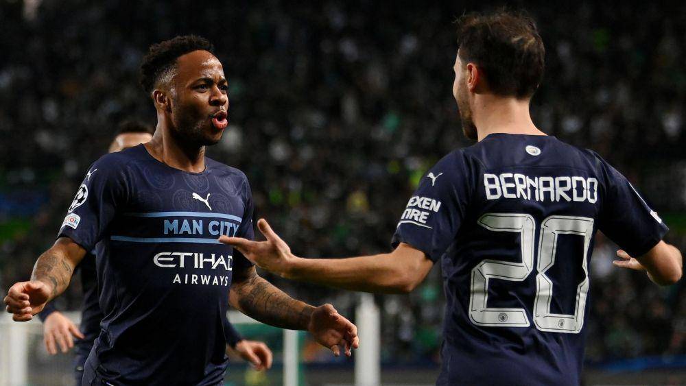 Raheem Sterling dan Bernardo Silva merayakan gol ke gawang Sporting Lisbon. (skysports.com)