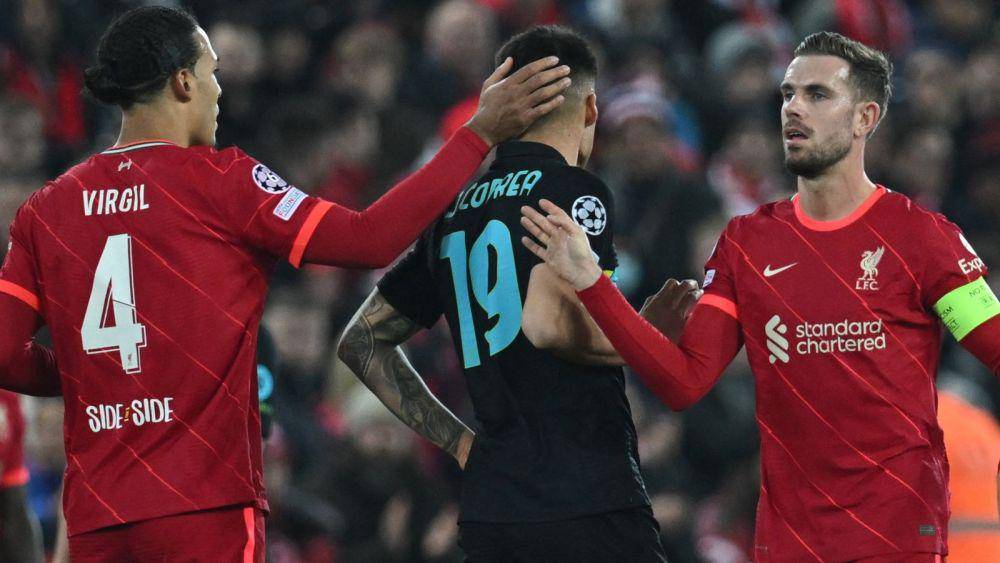 Virgil van Dijk dan Jordan Henderson merayakan kelolosan Liverpool ke perempat final Liga Champions. (skysports.com)