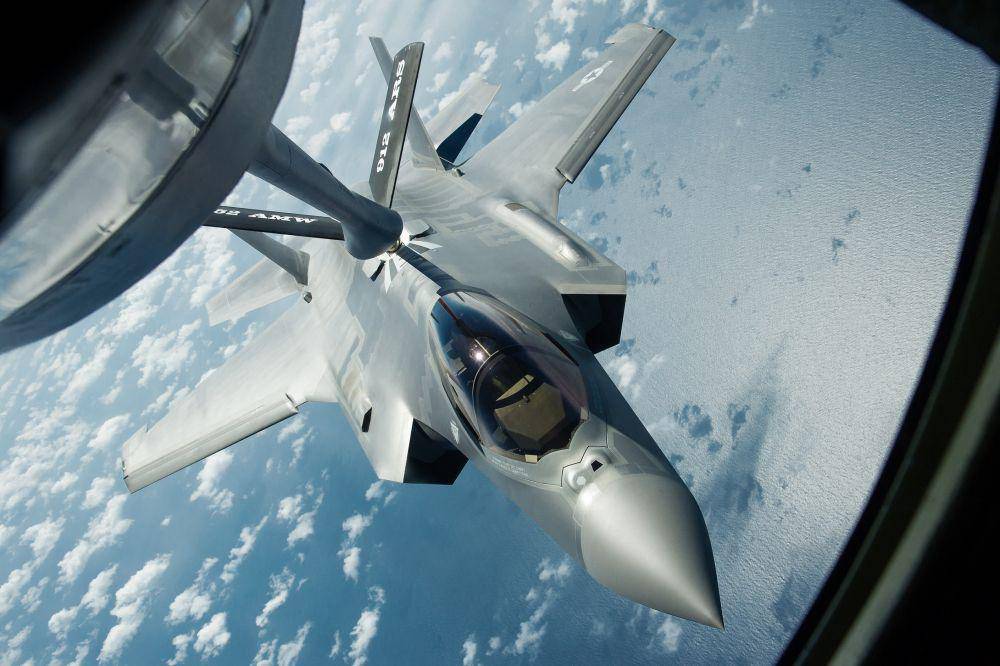 potret F-35A AU AS yang sedang melakukan pengisian bahan bakar di udara dari pesawat tanker (af.mil)
