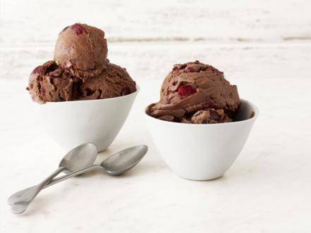 ilustrasi cherry chocolate ice cream (foodnetwork.com)