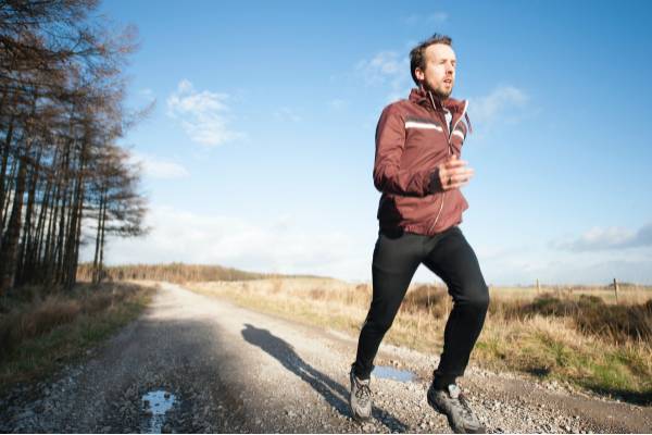 ilustrasi olahraga saat puasa dengan jalan cepat (unsplash.com/jennyhill)