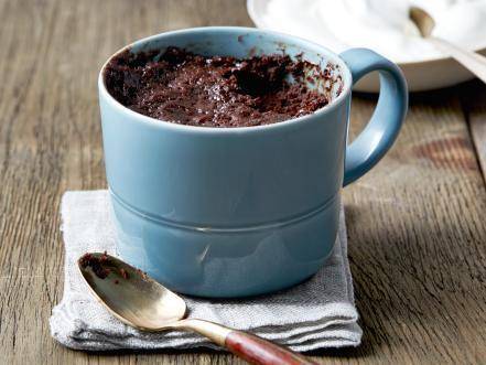 ilustrasi chocolate cake in a mug (foodnetwork.com)