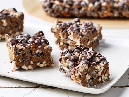 ilustrasi chocolate pretzel cereal treats (foodnetwork.com)