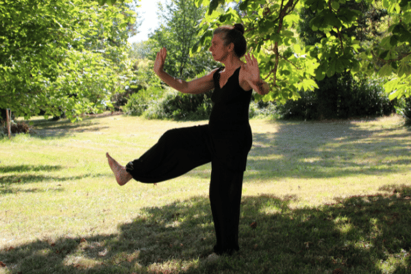 Ilustrasi latihan keseimbangan.