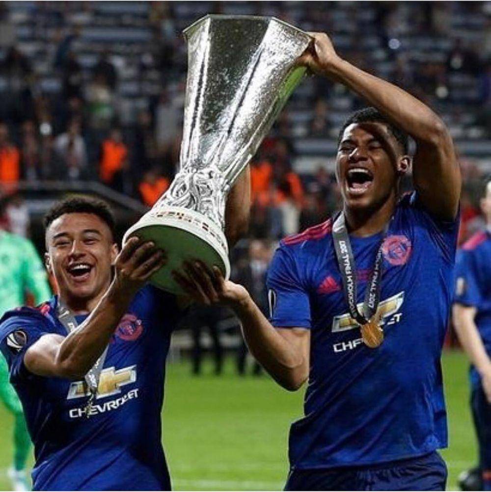 Marcus Rashford bersama Jesse Lingard meraih trofi Europa League bersama Manchester United. (instagram.com/marcusrashford)