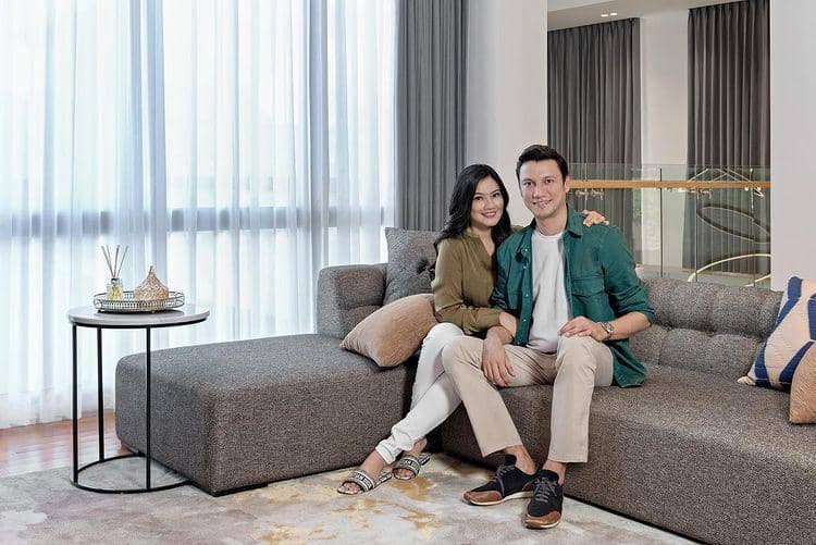 10 Pasang Artis yang Saling Bucin Meski Tak Muda Lagi, Mesra Banget!