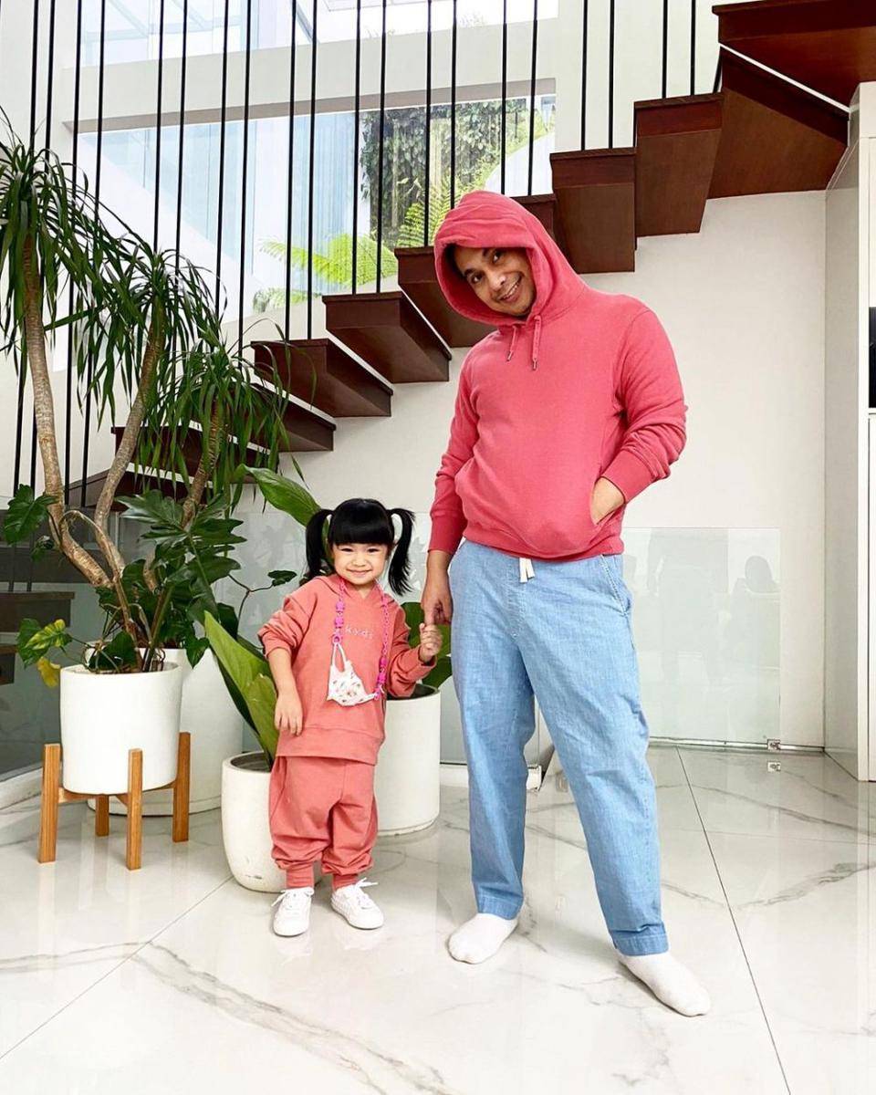 Raditya Dika dan buah hati (instagram.com/raditya_dika)