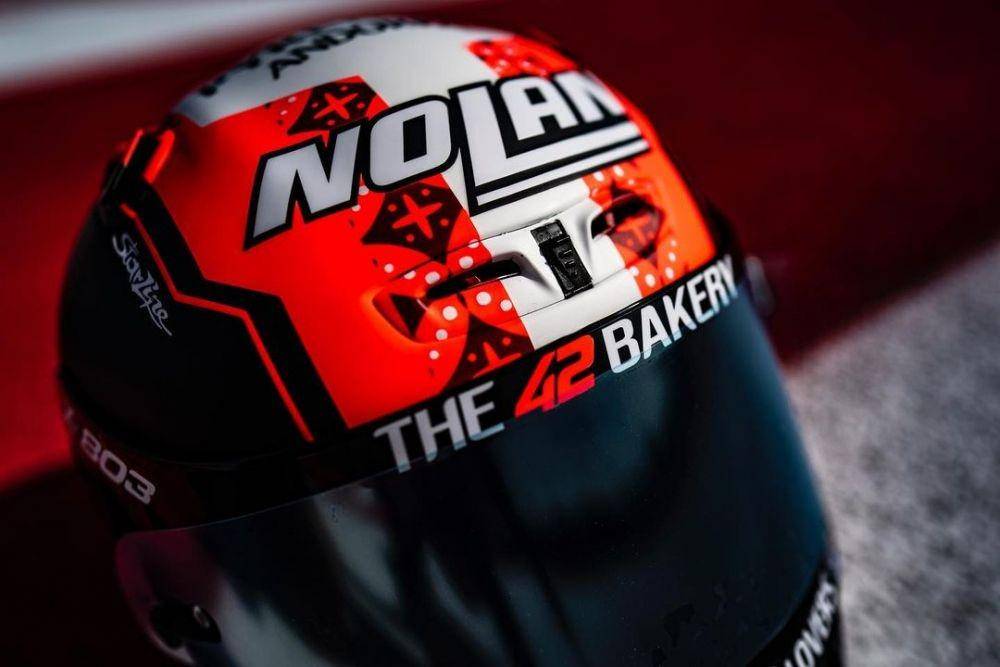 Helm pembalap Suzuki Ecstar bermotif batik / Instagram @alexrins