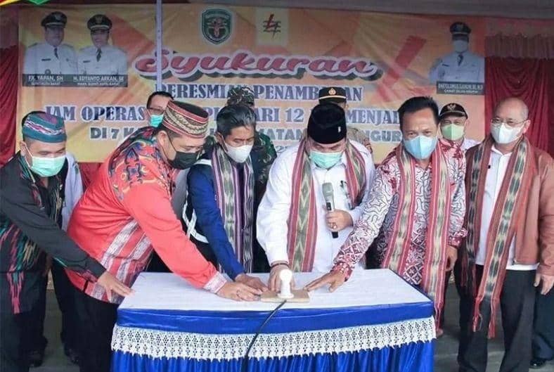 Proses seremoni aliran listrik PLN di Siluk Ngurai Kutai Barat. Foto PLN