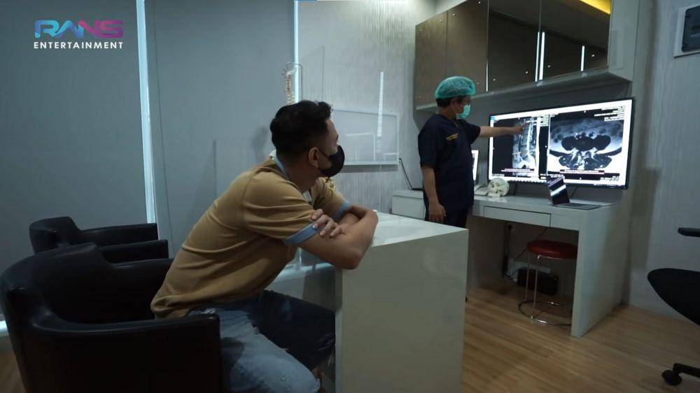 Raffi Ahmad kena saraf kejepit (YouTube.com/Rans Entertainment/)