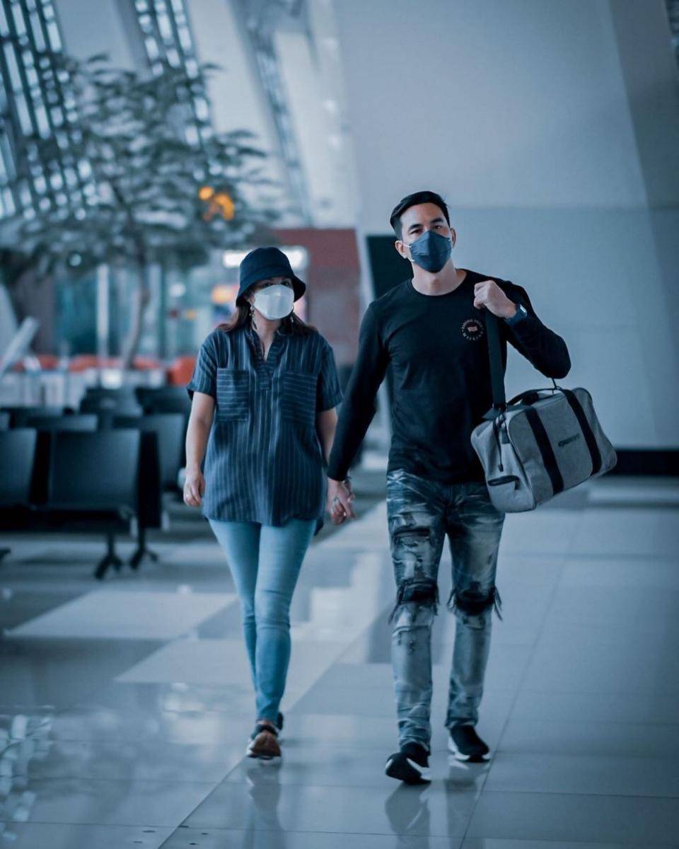 Donna Agnesia dan Darius Sinathrya di Mandalika (Instagram.com/darius_sinathrya/)