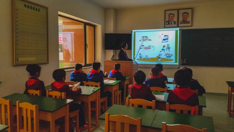 Anak-anak di Korea Utara saat sedang belajar di kelas. (commons.wikimedia.org/DPRK/Mauricio Moreno)
