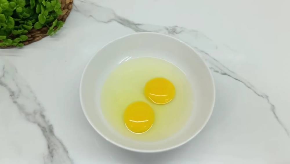 cara membuat telur dadar (youtube.com/ CR COOK)