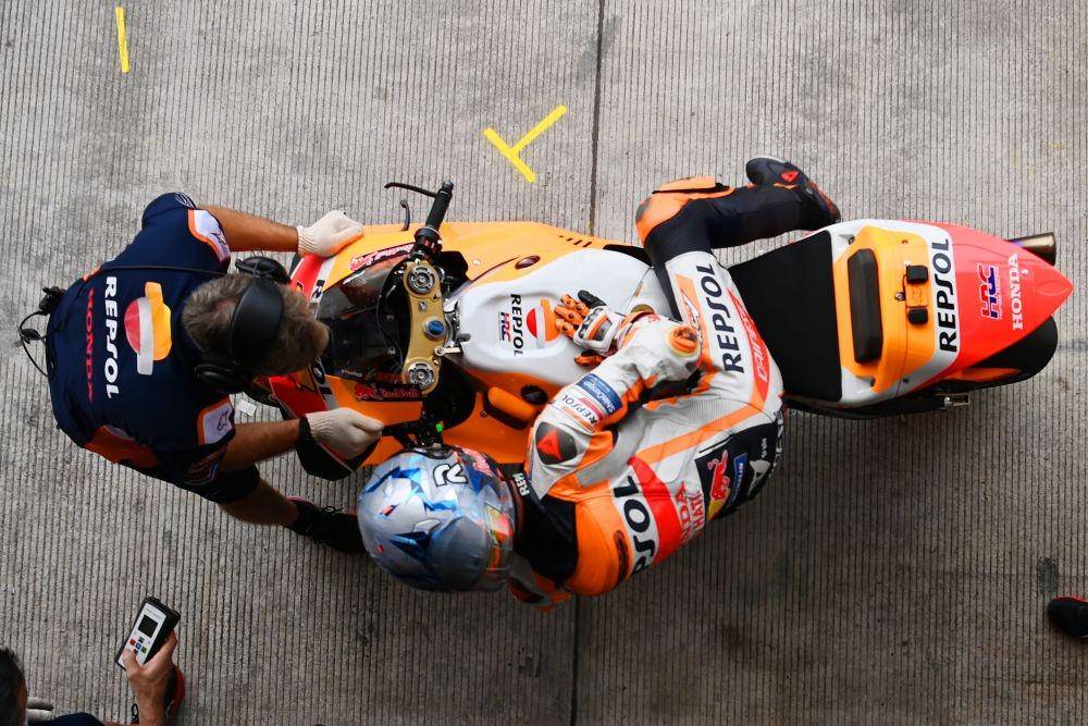 Pembalap Repsol Honda Team Pol Espargaro turun dari sepeda motornya saat sesi latihan bebas 1 MotoGP seri Pertamina Grand Prix of Indonesia 2022 di Pertamina Mandalika International Street Circuit, Lombok Tengah, NTB, Jumat (18/3/2022). (ANTARA FOTO/Andika Wahyu)