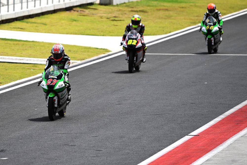 Pembalap CIP Green Power Kaito Toba (kiri), pembalap Team MTA Stefano Nepa (kedua kiri), dan pembalap CIP Green Power Joel Kelso menuju garasi tim saat sesi latihan bebas 2 Moto3 seri Pertamina Grand Prix of Indonesia 2022 di Pertamina Mandalika International Street Circuit, Lombok Tengah, NTB, Jumat (18/3/2022). (ANTARA FOTO/Andika Wahyu)
