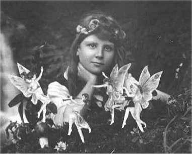 Potret Frances Griffiths dengan Peri yang diambil pada tahun 1917, pertama kali diterbitkan pada tahun 1920 di The Strand Magazine. (wikipedia.org/Elsie Wright)