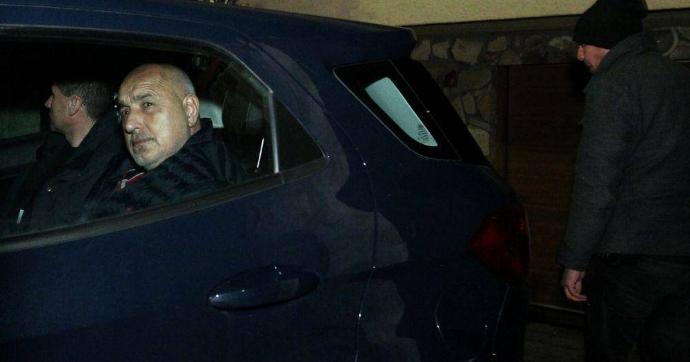 Mantan Perdana Menteri Bulgaria, Boyko Borissov yang berada di dalam mobil. (twitter.com/AndyVermaut)