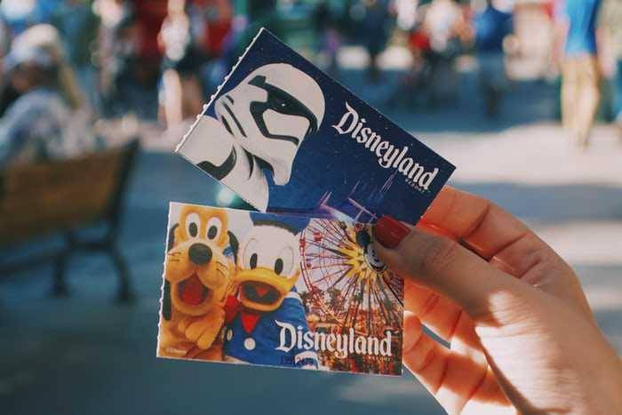 ilustrasi disneyland (unsplash.com/@taylorngregory)