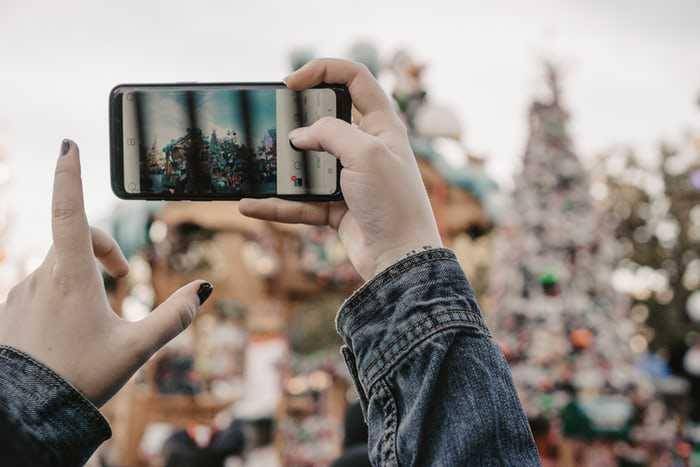 ilustrasi disneyland (unsplash.com/@yulissatagle)