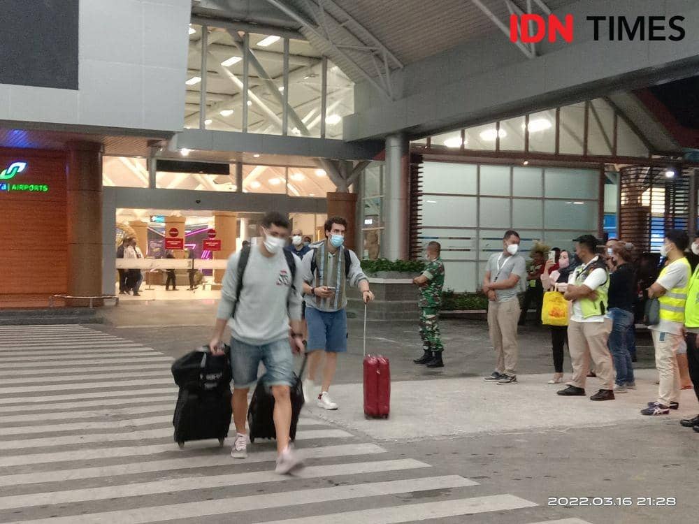 Penumpang keluar dari pintu kedatangan Bandara Internasional Zainuddin Abdul Madjid (IDN Times/Muhammad Nasir)