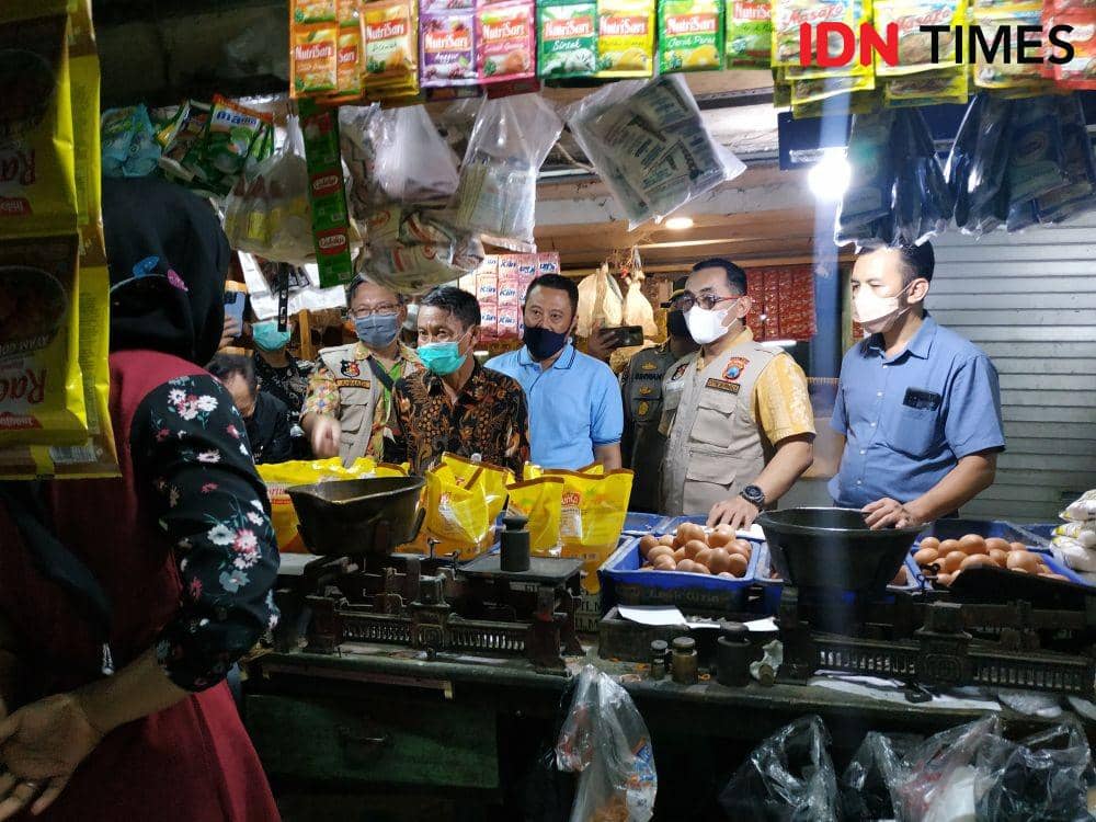 Satgas Pangan saat melakukan sidak di Pasar Wonokromo, Jumat (18/3/2022) . (IDN Times/Khusnul Hasana)