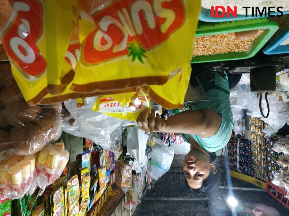 Mikyak goreng kemasan di pasar Wonokromo, Jumat (18/3/2022)