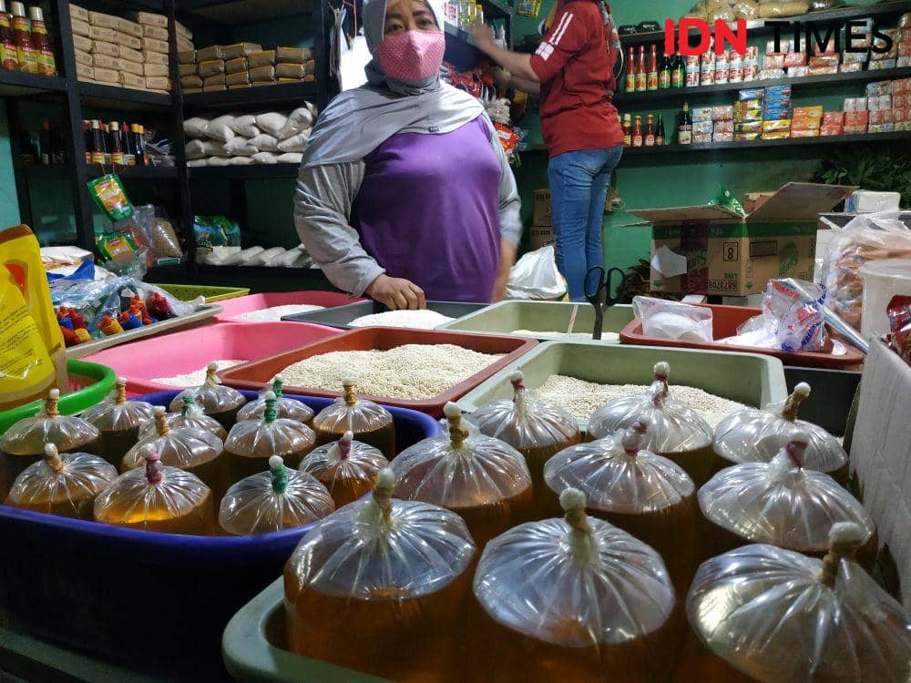 Minyak goreng curah di Pasar Wonokromo, Jumat (18/3/2022). (IDN Times/Khusnul Hasana)