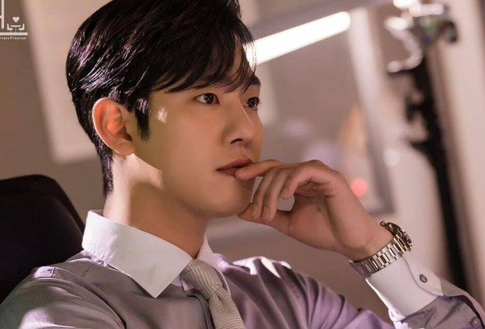 Ahn Hyo Seop di A Business Proposal (instagram.com/sbsdrama.official)
