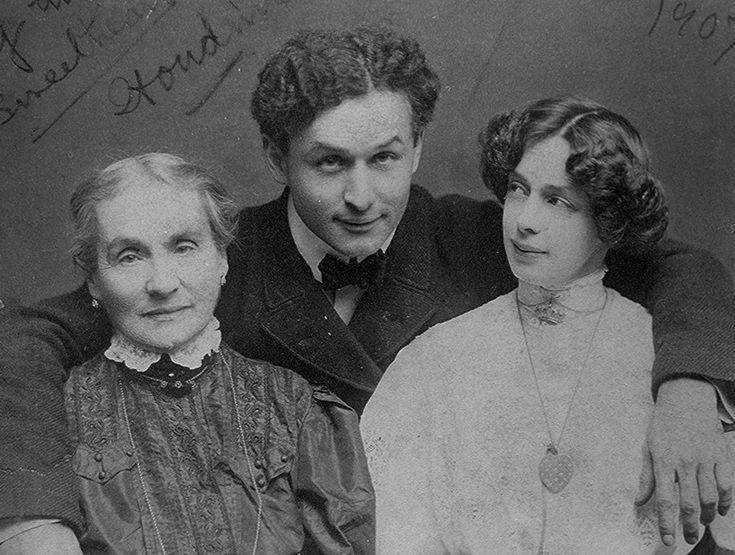 Potret Harry Houdini bersama istrinya Beatrice dan ibunya Cecilia Steiner Weiss. (commons.m.wikimedia.org/Library of Congress)