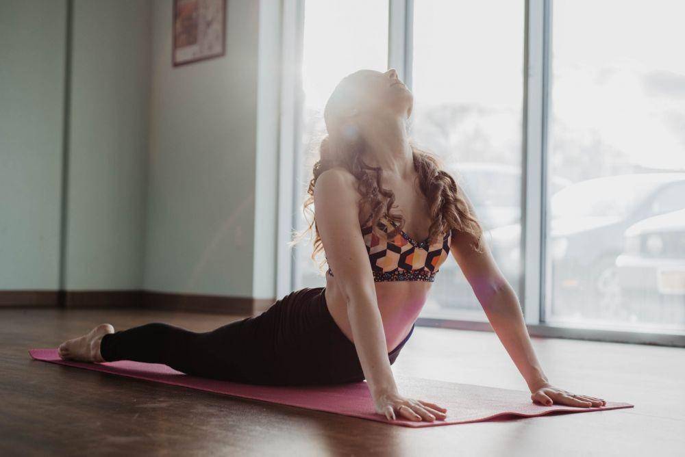 olahraga saat puasa dengan yoga (unsplash.com/ohhbee)