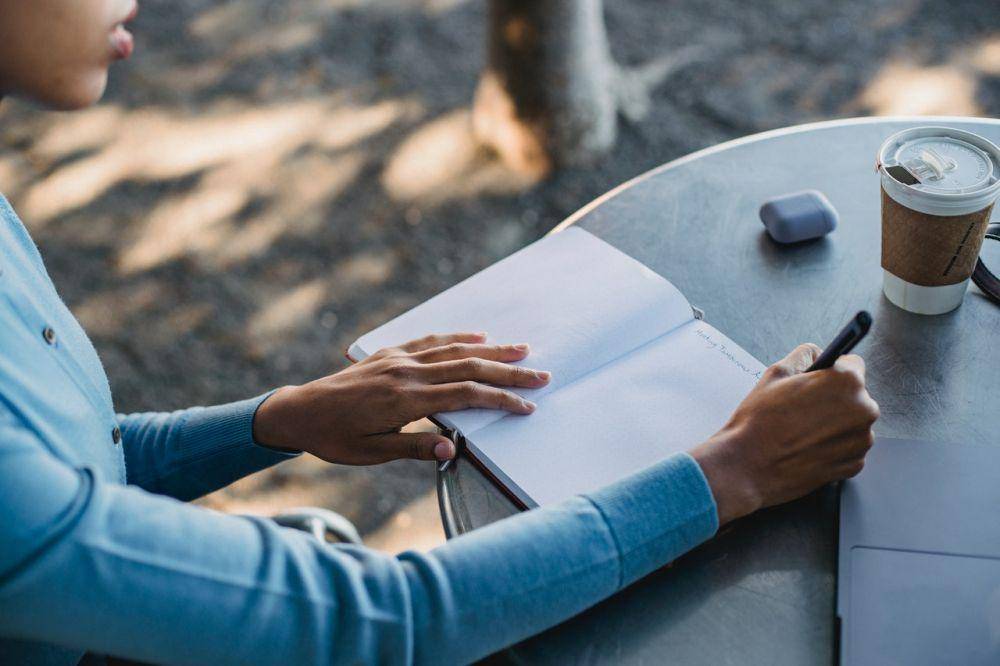 ilustrasi seseorang yang sedang menulis gratitude journal (pexels.com/@roberto-hund)