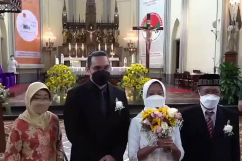 10 Potret Pernikahan Beda Agama Ayu Kartika Dewi, Stafsus Jokowi