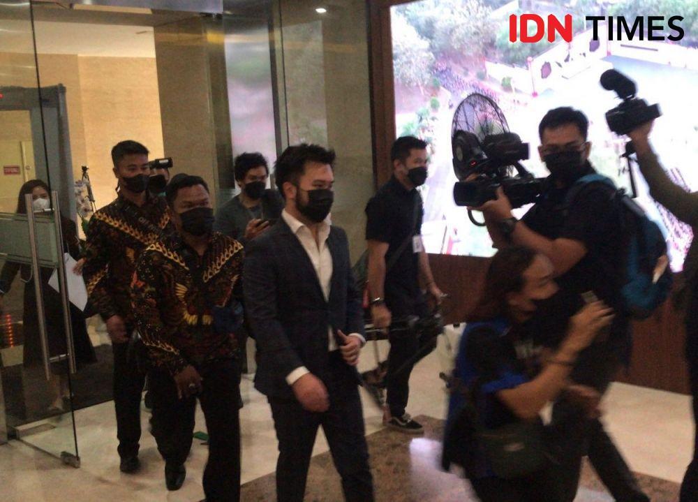 Berjas Dongker, Rudy Salim Penuhi Pemeriksaan Polri Kasus Indra Kenz
