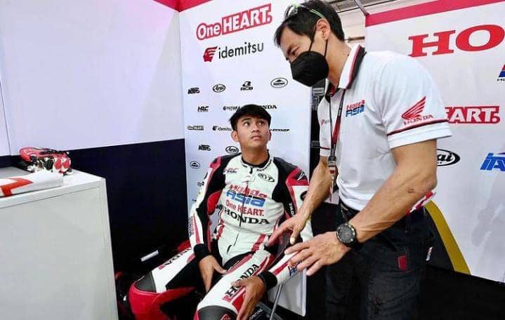 Mario Suryo Aji diberikan arahan tim di Qatar/dok.(instagram.com/mariosuryoaj1)