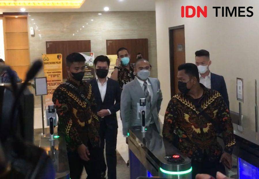 Rudy Salim setelah menjalani pemeriksaan kasus Binomo Indra Kenz di Bareskrim Polri, Jumat (18/3/2022) (IDN Times/Irfan Fathurohman)