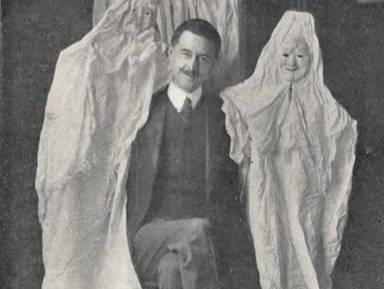 Pesulap William Marriott dengan roh materialisasi palsu. (commons.wikimedia.org/Pearson's Magazine)