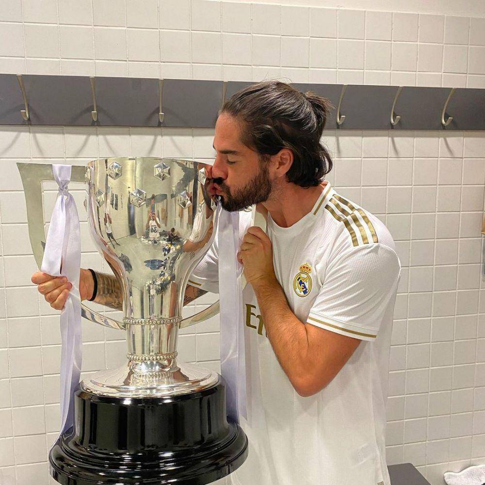 Isco Alarcon mencium trofi LaLiga. (instagram.com/iscoalarcon)