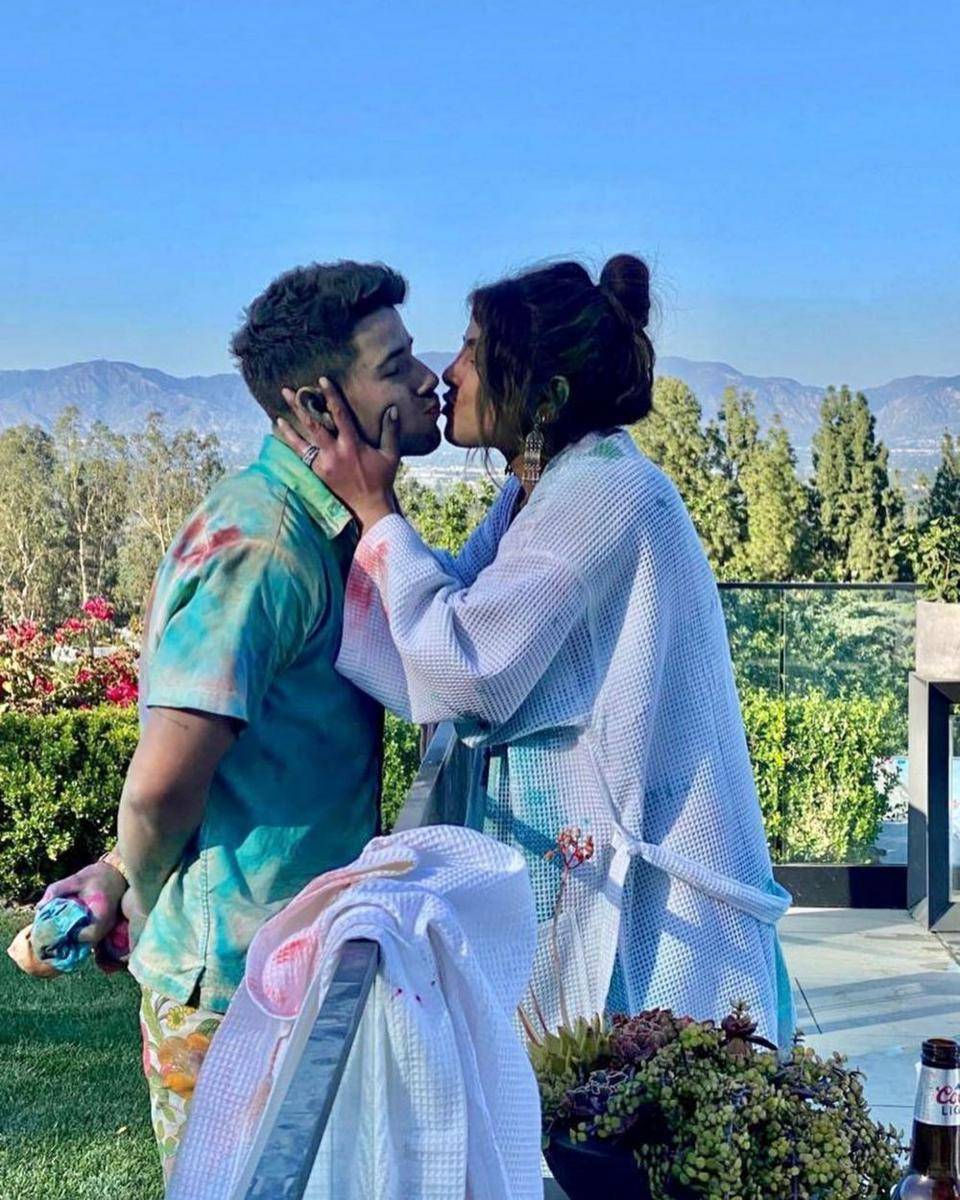 Festival Holi artis India (Instagram.com/priyankachopra/)