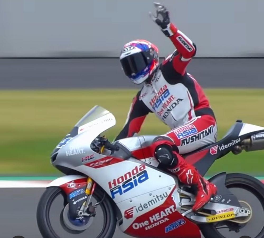 Mario Aji Lambaikan Tangan ke Penonton Setelah Naik Pole Position