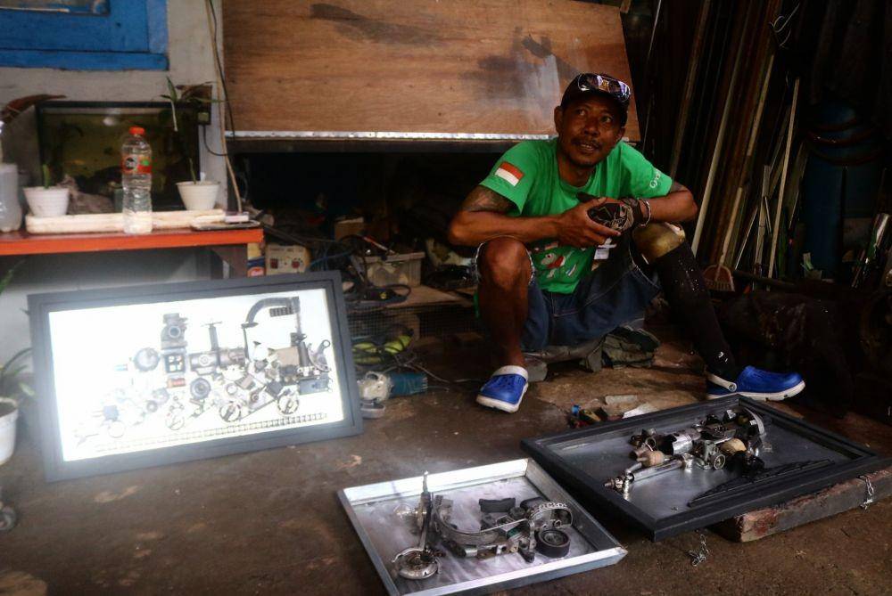 Hariyanto dengan beberapa hasil karyanya onderdil bekas. IDN Times/Alfi Ramadana