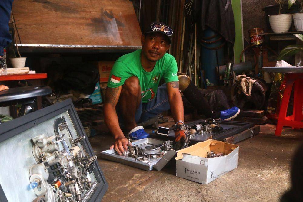 Hariyanto saat menyelesaikan proses perakitan onderdil bekal di bengkel miliknya. IDN Times/Alfi Ramadana